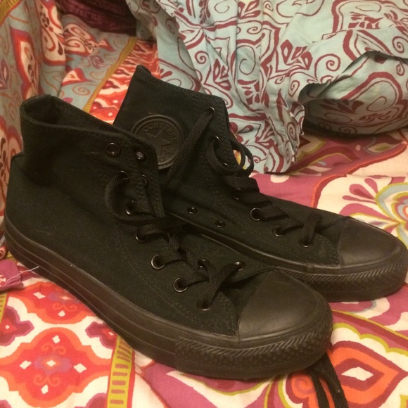 ALL black converse