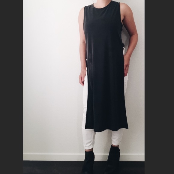 🎉Host Pick🎉Forever 21 Contemporary Line Long Top - Picture 1 of 3