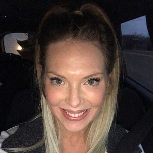 Meet your Posher, Alyssa - Picture 3 of 4