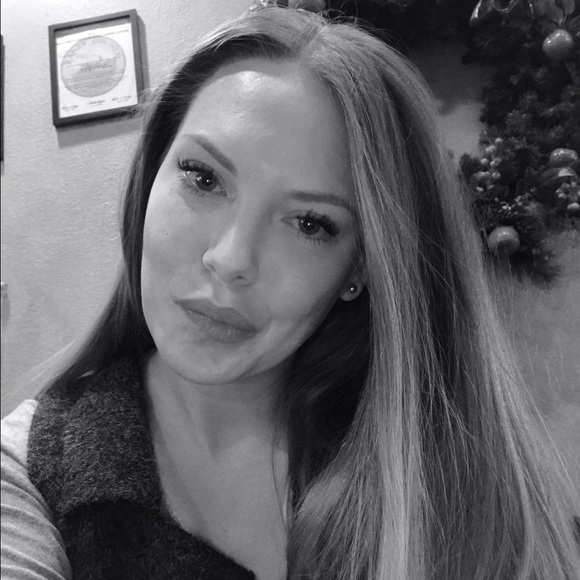 Meet your Posher, Alyssa - Picture 4 of 4