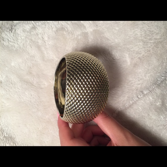 Chunky gold bangle - Picture 4 of 4