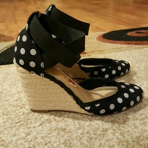 Report  polka dot wedge