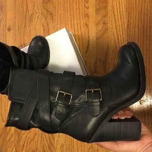 Black booties. Heel 4'