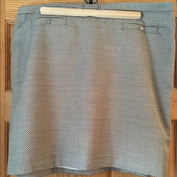 Woven mini with faux pockets