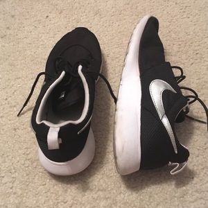 Nike black and white Roshes