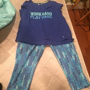 Xersion plus size workout leggings and tshirt.