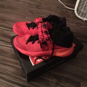 Kyrie 2 size 10 men's shoes (nib)