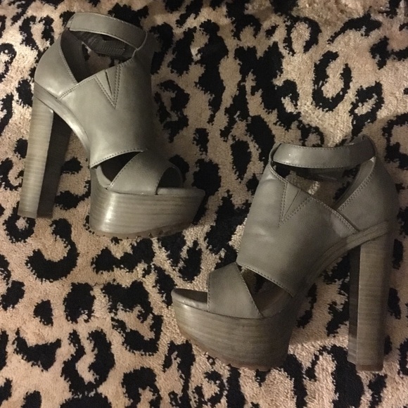 Jessica Simpson Shoes - ✨ SALE Gray Jessica Simspon Platform Heels