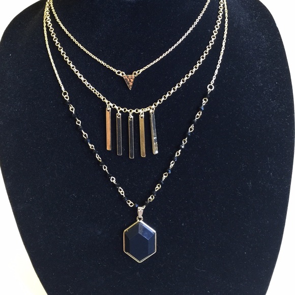 Set of 3 necklaces blk / gold . Layer or separate