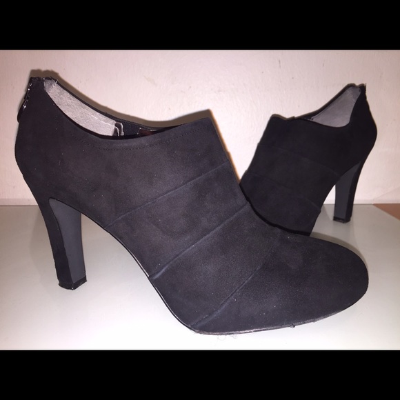 Ladies Tahari Suede Bootie Pump Shoe