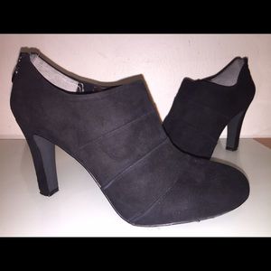 Ladies Tahari Suede Bootie Pump Shoe
