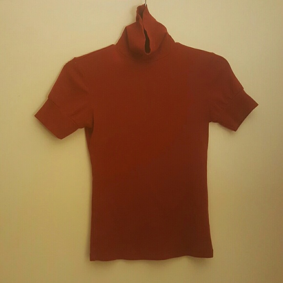 Rust red, mock neck tee