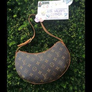 🔴SOLD🔴Authentic Louis Vuitton Croissant Pochette