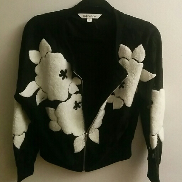 Floral design, lace sleeved black zip-up sweater - Picture 2 of 2