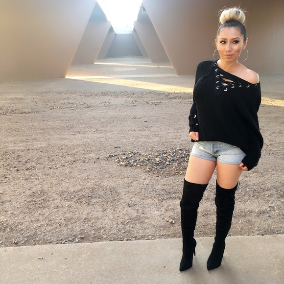 Oversized Lace-up Sweater - Picture 3 of 6