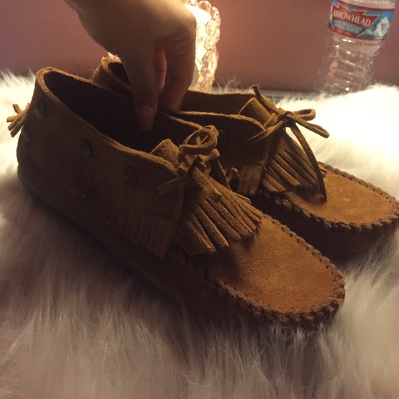 Size 8 brown suede Minnetonka fringed moccasin