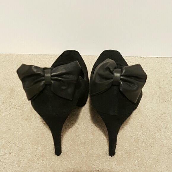 Black Bow Suede Pumps - Picture 2 of 3