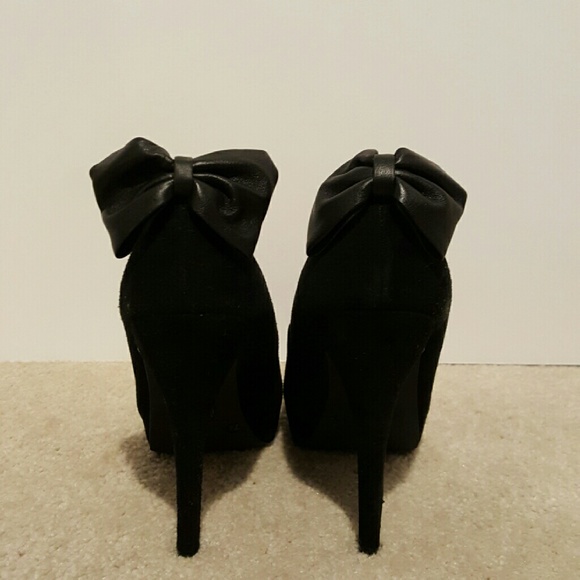 Black Bow Suede Pumps - Picture 3 of 3