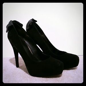 Black Bow Suede Pumps