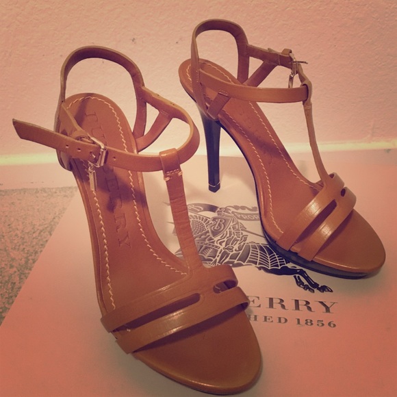 Pair of Classy and sophisticated Burberry shoes - Picture 1 of 4