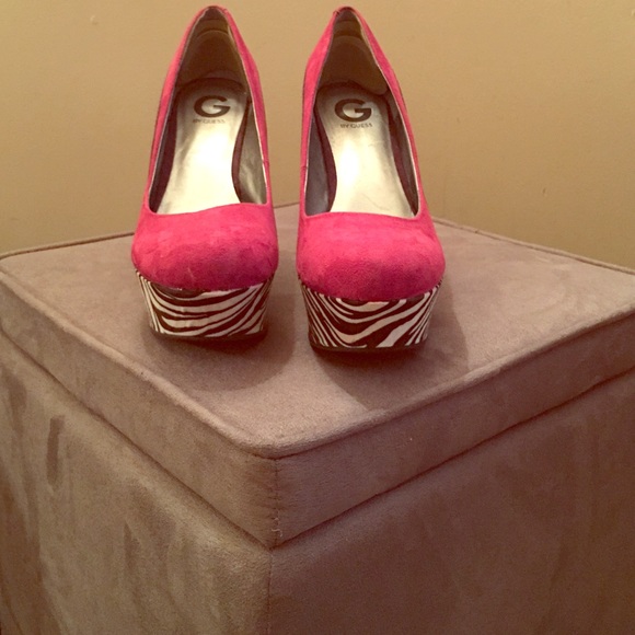 Suede Guess pumps