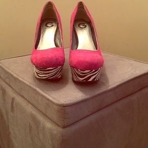 Suede Guess pumps