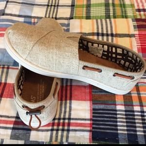 Boys Toms - never worn 🌟