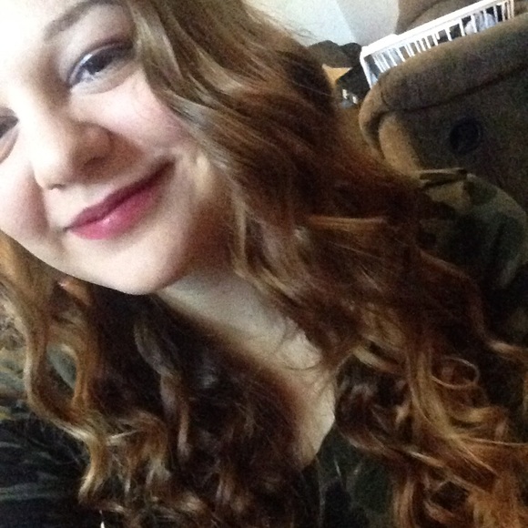 Meet your Posher, Alyssa - Picture 1 of 1