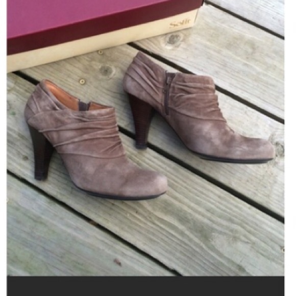 Sofft Shoes - 🎉Host Pick🎉 Taupe Suede Booties