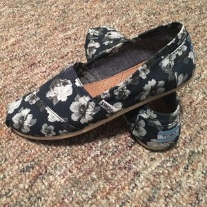 Womens toms