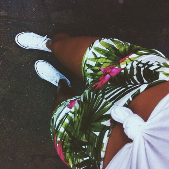 Tropical palm and floral shorts🌴🌺
