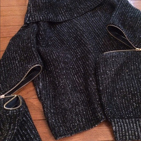 Boutique Sweaters - ⚫️NWOT Edgy 🎈Cowl Neck Zipper Sleeve Sweater⚫️