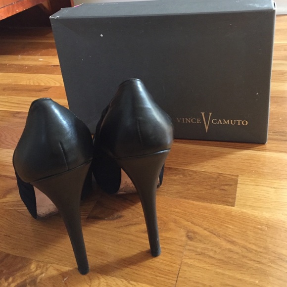Vince Camuto Black Peep toe heels 👠 - Picture 4 of 4