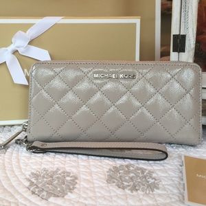 NWT 💋MK💋Quilted Patent Leather Wallet/Wristlet