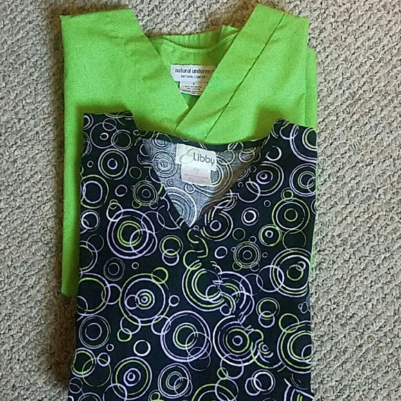 Bundle of to scrub tops - Picture 1 of 3