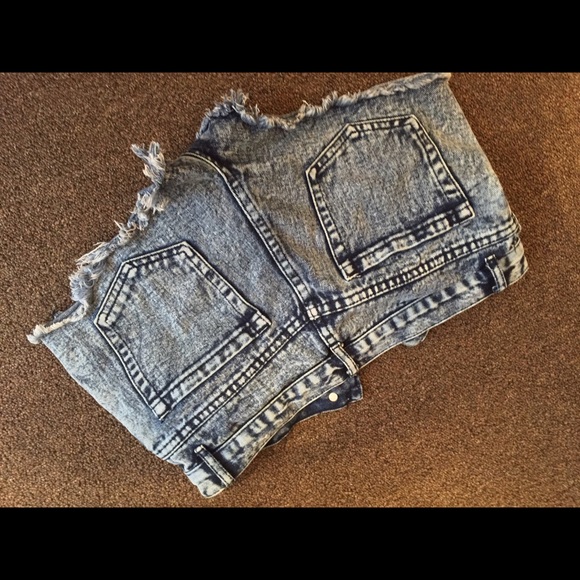 Forever 21 high waisted distressed shorts - Picture 2 of 3