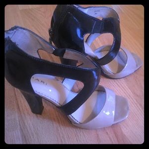 Tahari Dayna Patent Sandal Toast/Black