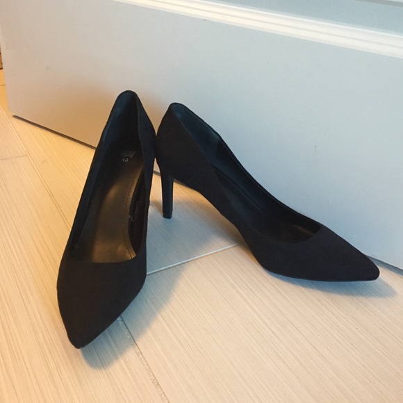 Worn once black suede HM heels! Business cas/prof