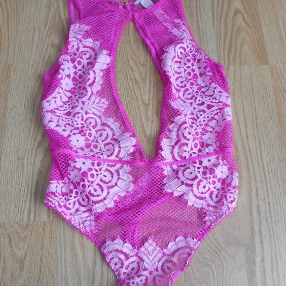 VS Dream Angels Lace &a Fishnet Teddy - Picture 3 of 6