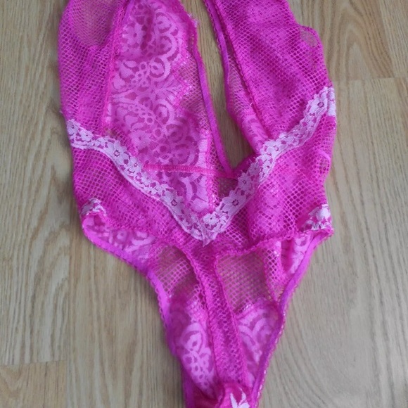 VS Dream Angels Lace &a Fishnet Teddy - Picture 4 of 6