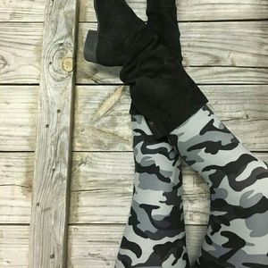 Agnes & Dora camo Capri's