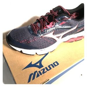 NEW Mizuno Running Shoes (Wave Legend 3)