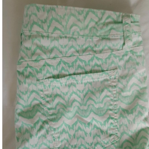 GAP Pattern Shorts - Picture 2 of 2