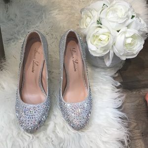 Rinestone beaded silver pumps