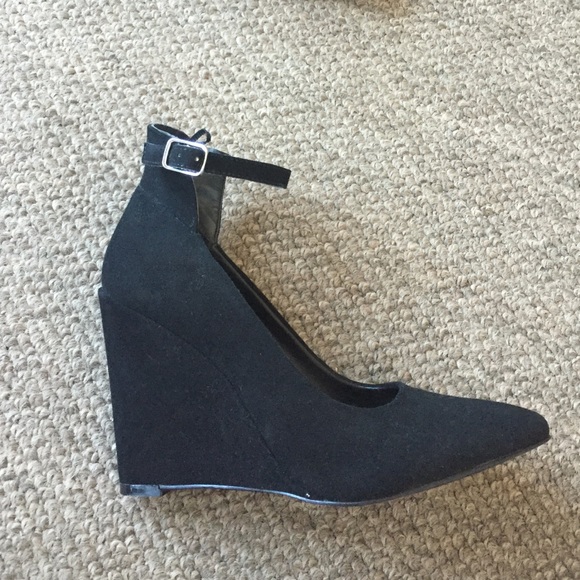 Moving and trying to minimize shoe collection! - Picture 2 of 4