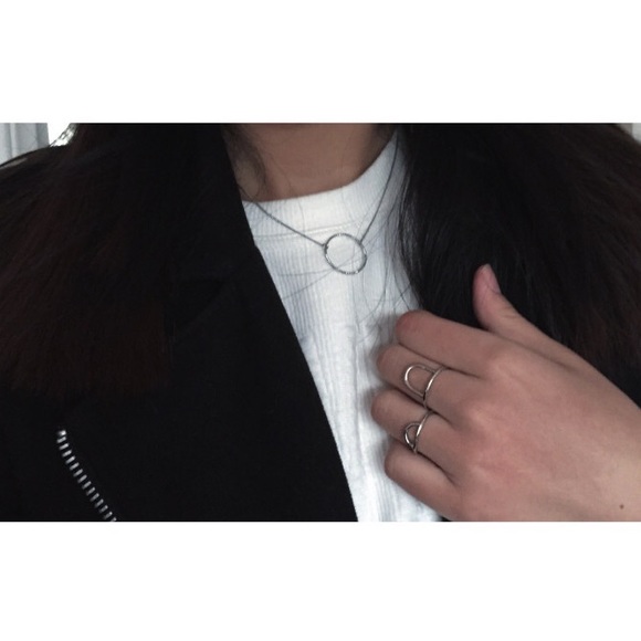 Jewelry - Golden circle collar bone necklace