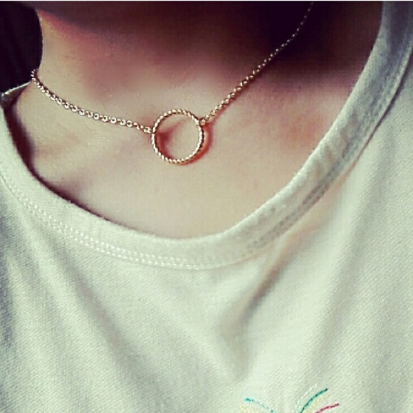 Golden circle collar bone necklace - Picture 3 of 4