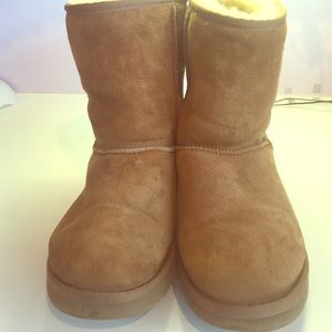 WOMEN'S CHESTNUT CLASSIC UGGS SIZE 9