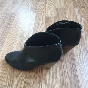 Steven Madden Genuine black leather booties