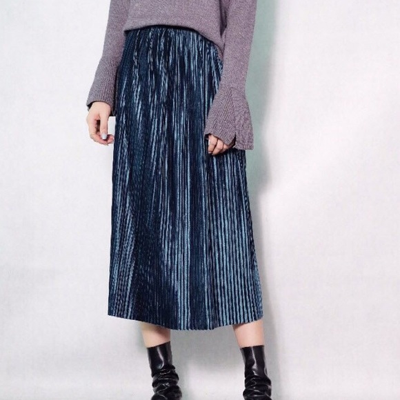 🚨Flash sale🚨Pleated velvet midi skirt💖 - Picture 2 of 4